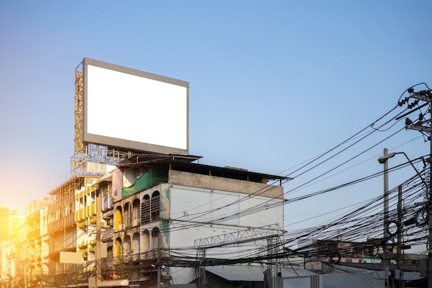 방콕의 고층 건물에 설치된 광고를 위해 황혼의 빈 광고판