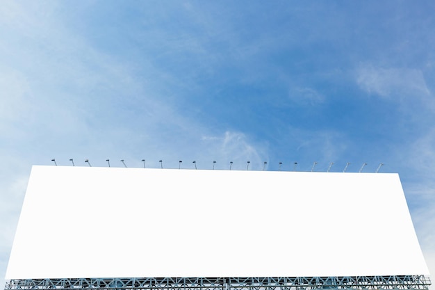 Пустой рекламный щит на фоне неба с обтравочным контуром на экране можно использовать для выставок