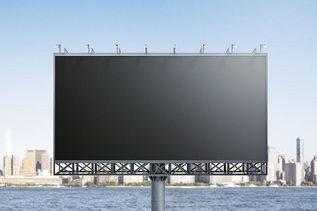 都市の建物の背景に空白の黒い看板正面図モックアップ広告コンセプト