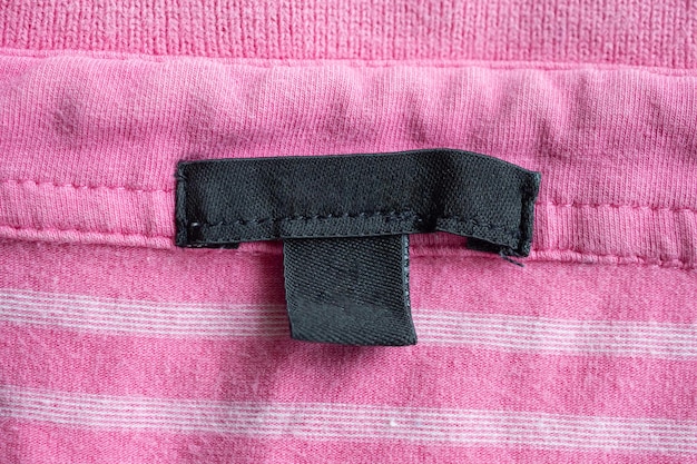Пустая черная этикетка для ухода за бельем на текстуре ткани