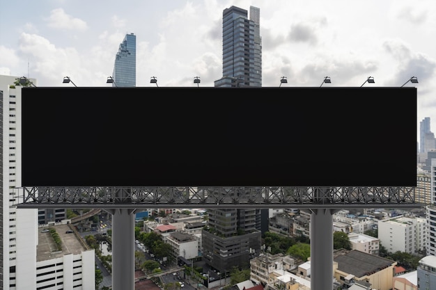 Foto tabellone per le affissioni della strada nera in bianco con lo sfondo del paesaggio urbano di bangkok al giorno poster pubblicitario di strada mock up rendering 3d vista frontale il concetto di comunicazione di marketing per promuovere o vendere un'idea