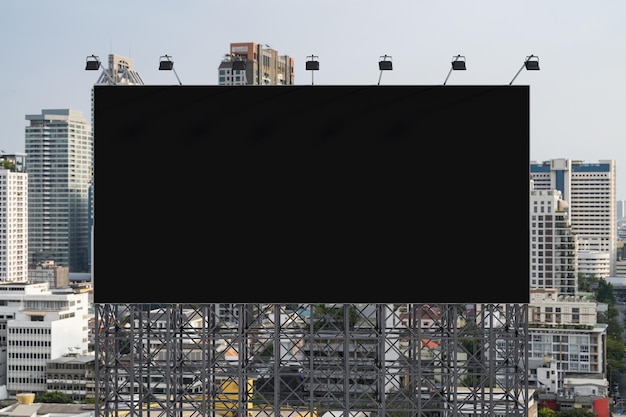 日中のバンコクの街並みを背景にした空白の黒い道路看板ストリート広告ポスターモックアップ3Dレンダリング正面図アイデアを宣伝または販売するためのマーケティングコミュニケーションの概念