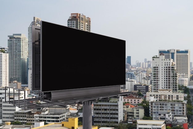 日中のバンコクの街並みの背景を持つ空白の黒い道路看板ストリート広告ポスターモックアップ3Dレンダリング側面図アイデアを宣伝または販売するためのマーケティングコミュニケーションの概念