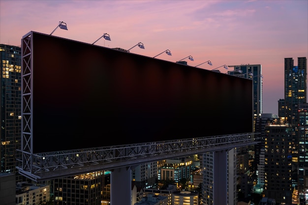 夜間のバンコクの街並みを背景にした空白の黒い道路看板ストリート広告ポスターモックアップ3Dレンダリング側面図アイデアを促進するためのマーケティングコミュニケーションの概念