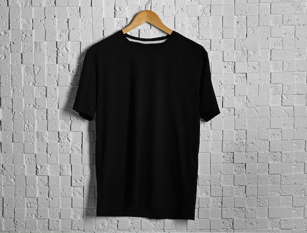Пустая черная футболка на светлом текстурированном фоне