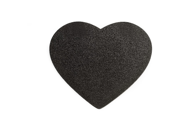 Foto un cuore in legno nero vuoto con spazio di copia su uno sfondo bianco