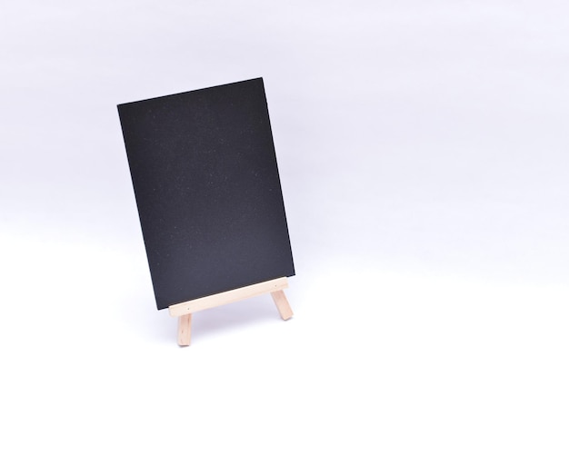 Photo blank blackboard against wall