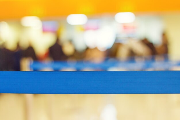 Foto nastro blu vuoto di sicurezza al terminal dell'aeroporto