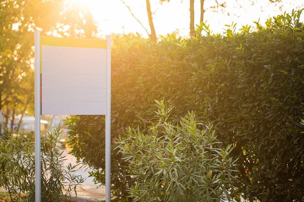 Foto blank bord in het park.