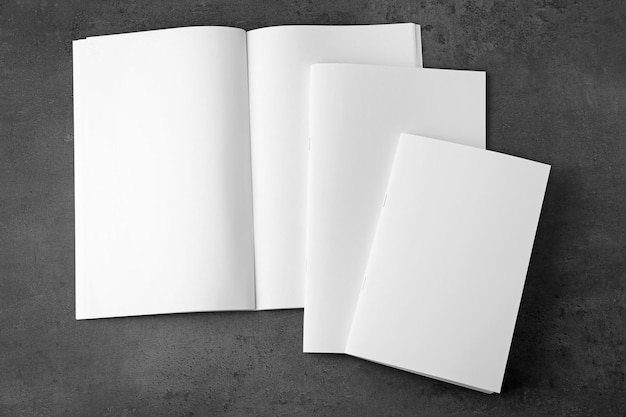 Foto opuscoli in bianco su sfondo scuro