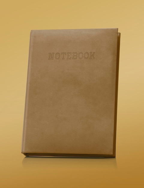 Una copertina rigida per notebook in pelle marrone vuota