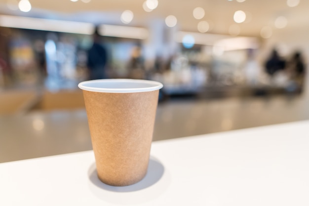 空の茶色の紙のホットコーヒーカップはすぐに持ち去ることができます