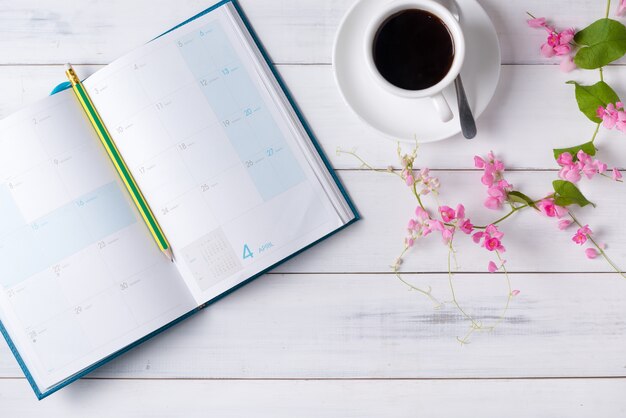 Libro del calendario in bianco con fiore rampicante messicano rosa