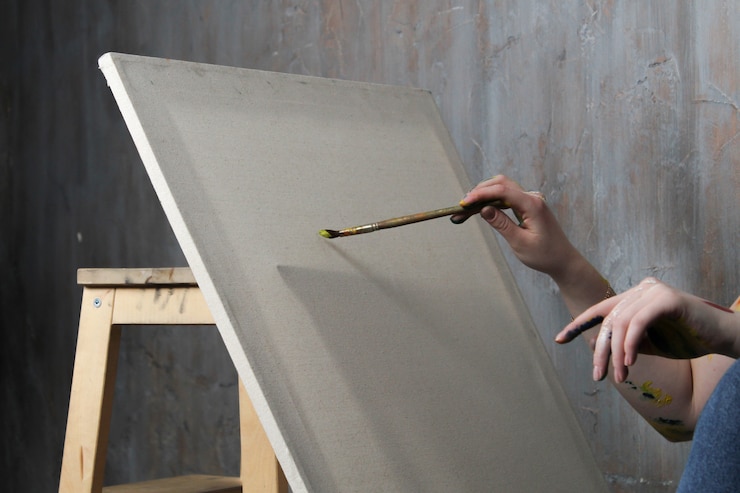 Photo blank canvas on an easel and brush