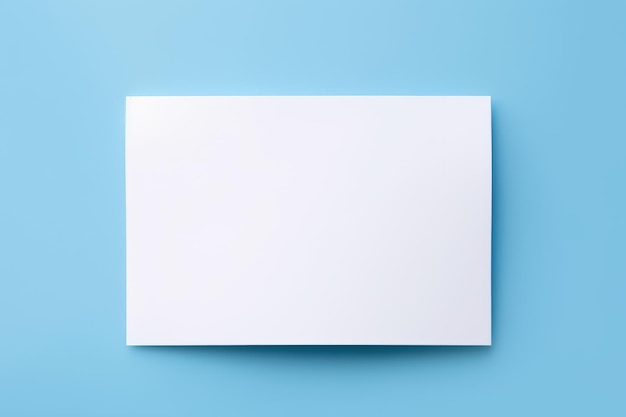 Blank canvas Een hand die een wit papier vasthoudt op een blauwe achtergrond AR 32