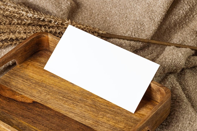 Photo a blank card on a wooden tray stock photo