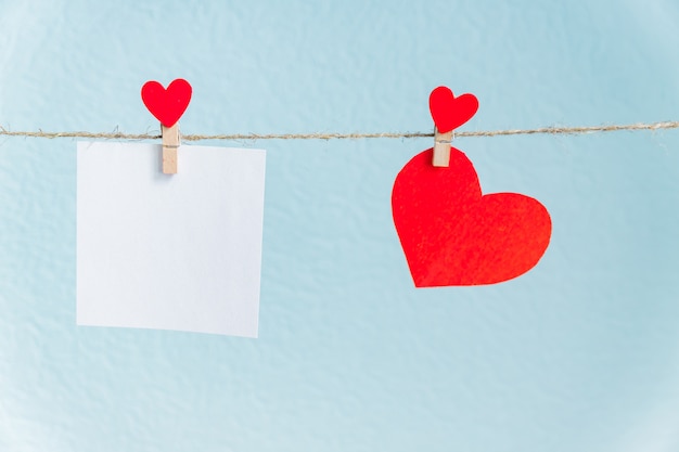 Пустые карты на булавки с красным сердцем. текст и синий фон для поздравления с Днем Святого Валентина
