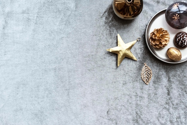 Decorazione per cornice di ornamenti di natale in bianco