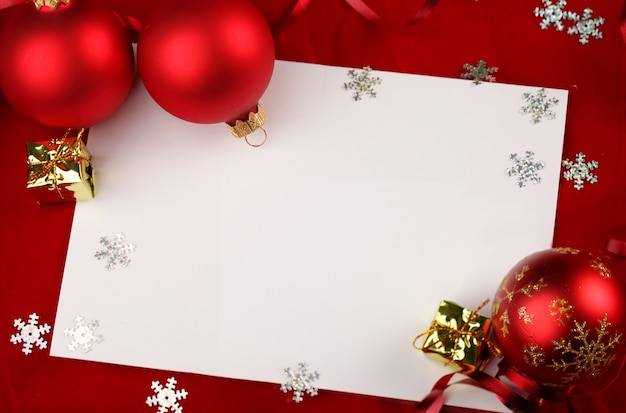 Foto cancelleria natalizia vuota o biglietti con ornamenti