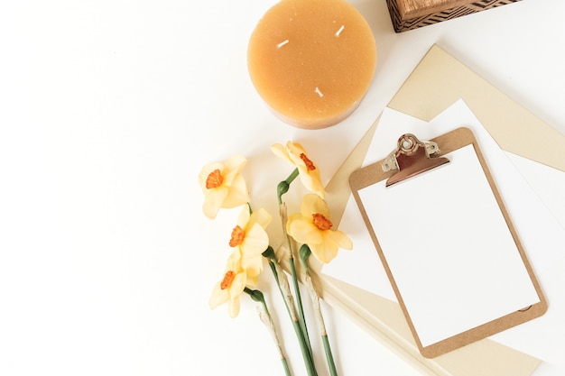 水仙の花と空白のクリップボードタブレットパッド