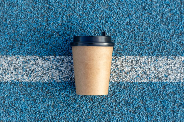 Photo a blank coffee cup on the running track start line