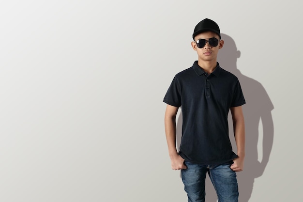 Blank collared polo shirt mock up template front design Aziatische tiener mannelijke model dragen zwart t-shirt