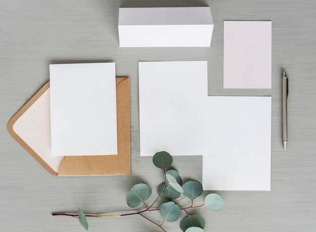 空白のデザインスペース紙と封筒は、灰色の背景に