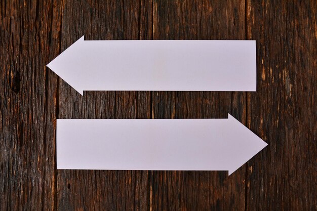 Photo blank directional signs against wood