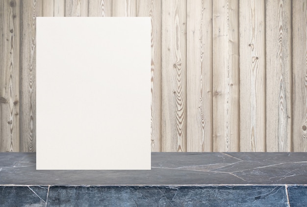 Foto il manifesto di carta strutturato di eco in bianco sul piano d'appoggio di pietra alla vecchia parete di legno, modello deride su per l'aggiunta del vostro disegno.