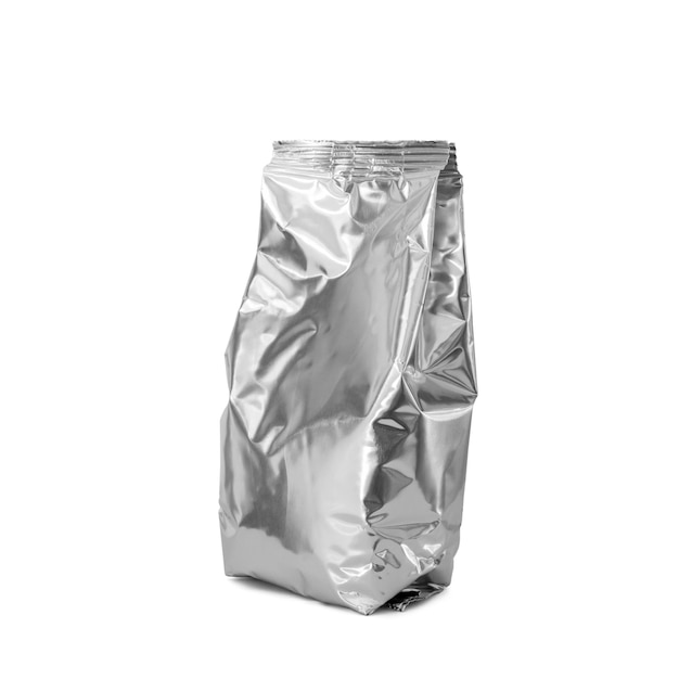 흰색 배경에 분리된 아기 분유 차 또는 커피를 위한 빈 호일 알루미늄 가방