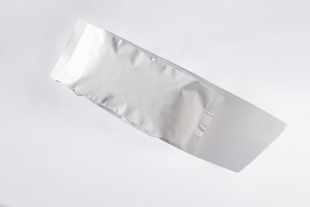Пустой мешок из фольги на белом фоне