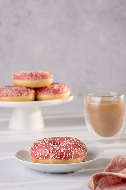 Blank food fotografie van geglazuurde donuts en thee