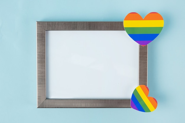 Cornice vuota per testo, simbol lgbt, omosessuale su sfondo blu