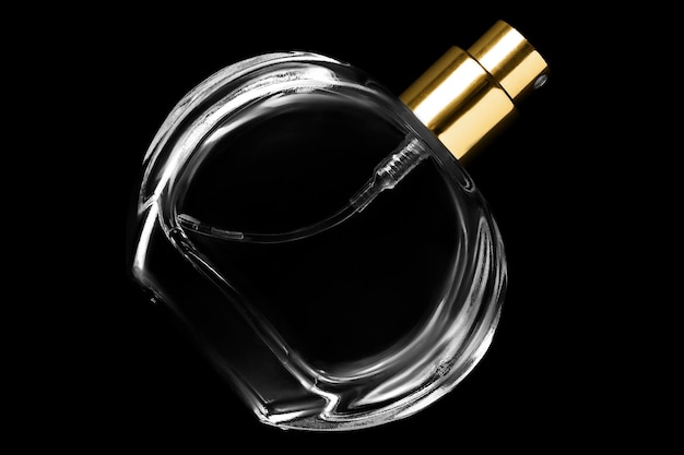 Photo blank glass perfume spray bottle isolated on black background