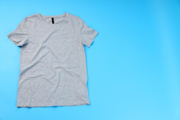 파란색 배경에 인쇄할 수 있는 공간이 있는 빈 회색 티셔츠