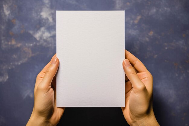 Blank Greeting Card Mockup met handen die de uitnodigingskaart verticaal op donkergrijze achtergrond houden