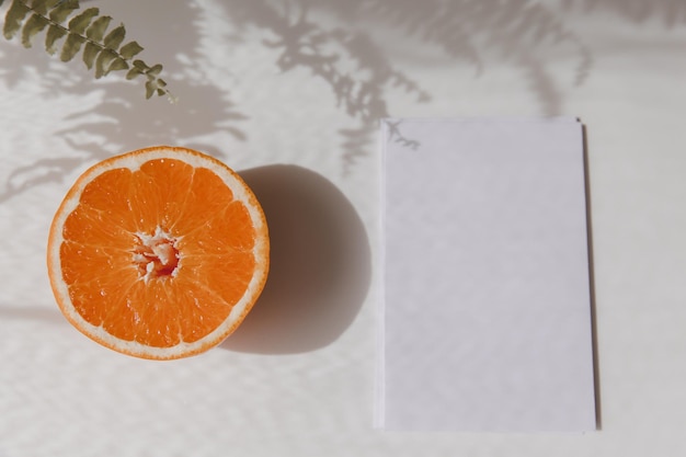 Пустое поздравление с днем рождения открытка апельсиновый фрукт и зеленый лист папоротника на белом фоне Летний свадебный макет приглашение Вид сверху плоская планировка копией пространства