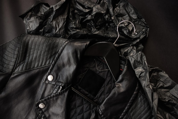 Фото Пустой макет этикетки для размещения логотипа на черной мужской межсезонной куртке