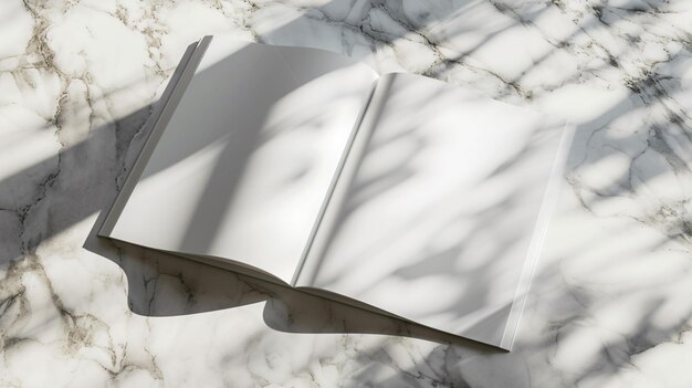 大理石のテーブル上の白い雑誌のモックアップ 白いページの開いた本