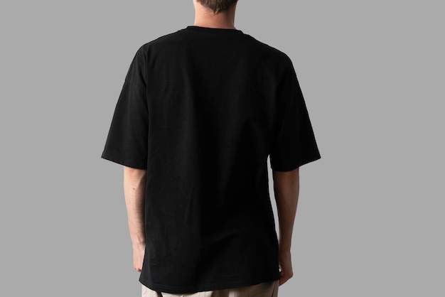 Изолированный пустой мужской макет футболки большого размера