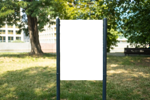 Foto blank mock-up van een verticale straat poster billboard op de achtergrond van een stadspark hoge kwaliteit foto