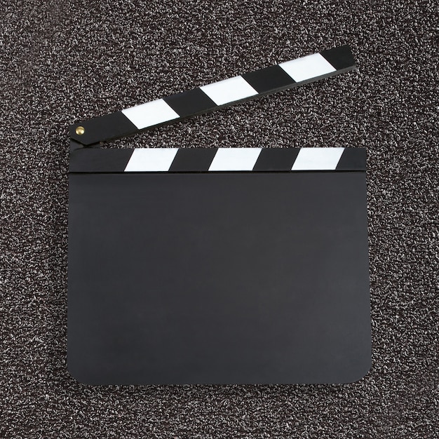 写真 cと暗い背景上の空白の映画生産クラッパーボード