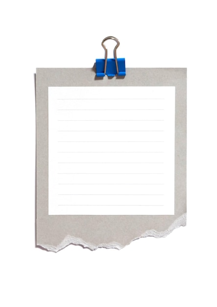 пустой лист бумаги для заметок с клипом на белом фоне