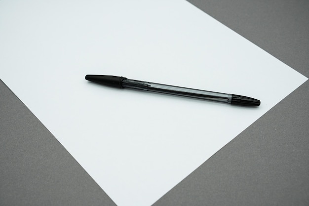 Blank note paper with pen