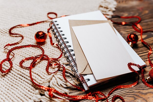 Nota in bianco su legno e maglia. buon natale e anno nuovo concetto