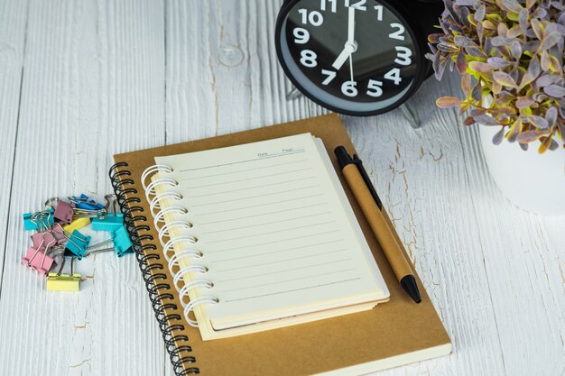 空白のノートブック紙のページと木のペン