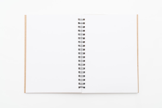 白い背景の上の空白のノートブック