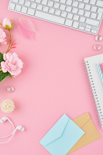 Pagina in bianco del blocco note nel giornale di pallottola sul desktop rosa luminoso dell'ufficio. vista dall'alto del moderno tavolo luminoso con notebook
