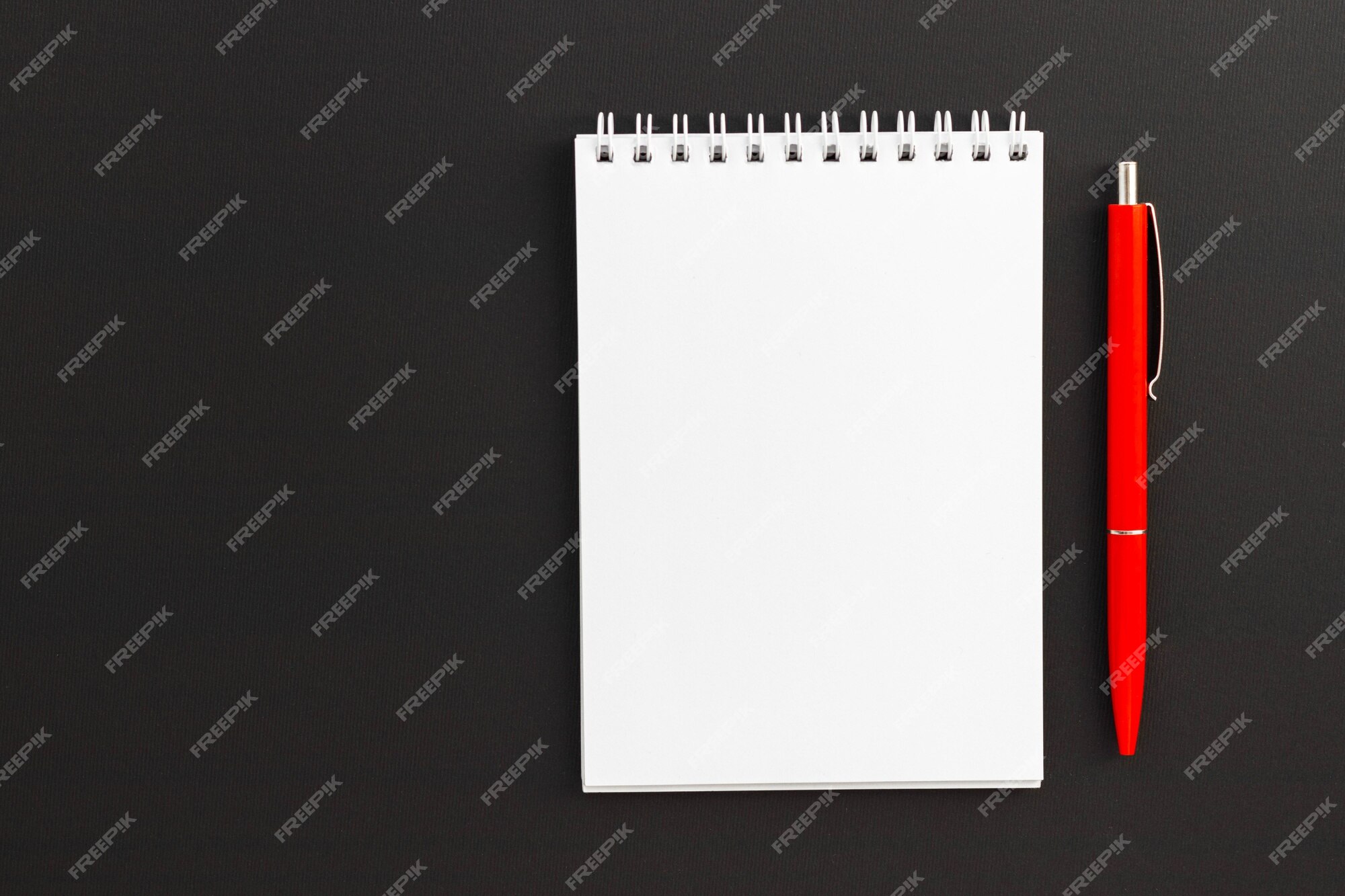 Bút đỏ: Bút đỏ luôn là lựa chọn hàng đầu khi bạn muốn tô điểm và nhấn mạnh vào những điểm quan trọng trong văn bản. Những cú viết vụng về hay sai sót chính tả sẽ không thể trốn được mắt nhọn của chiếc bút đỏ.