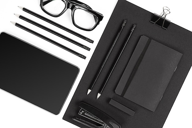 Фото Пустой блокнот с плоскими зажимами, ручками и очками.